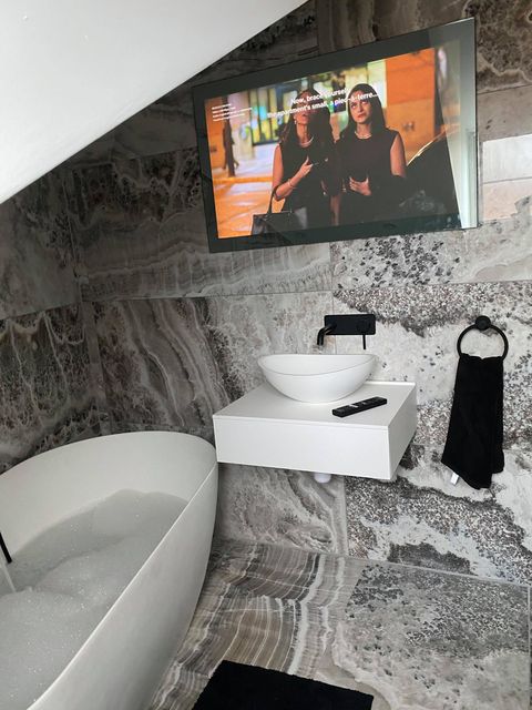 32" Samsung the Frame Bathroom Mirror TV